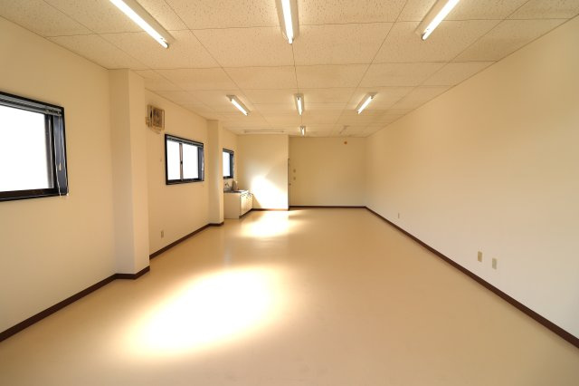 平渡方貸事務所のロビー|2023年10月撮影。