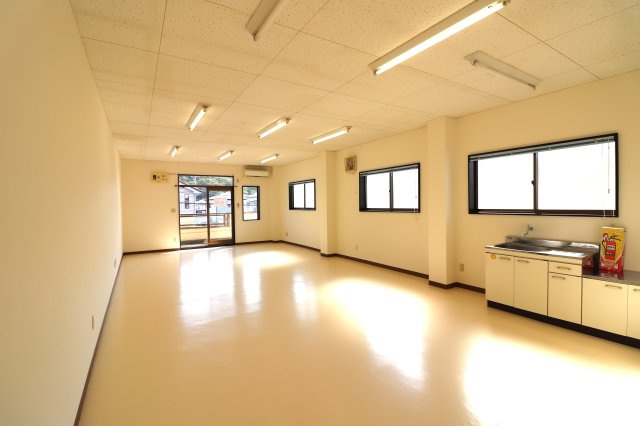 平渡方貸事務所のロビー|2023年10月撮影。