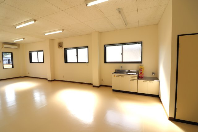 平渡方貸事務所の居間・リビング|2023年10月撮影。