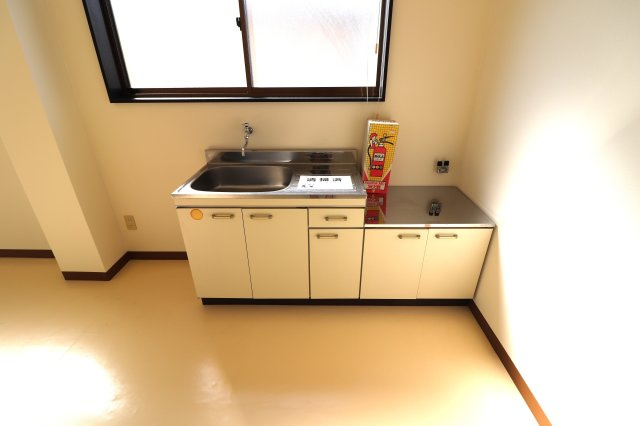 平渡方貸事務所のキッチン|2023年10月撮影。