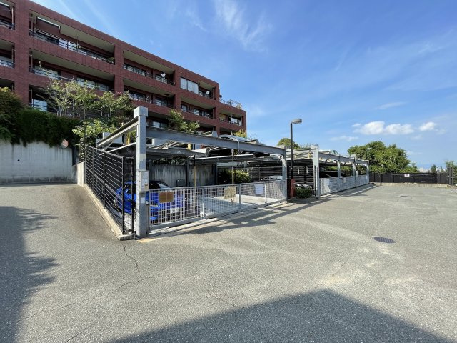 ファーネストヒルズ高宮エステルノの駐車場