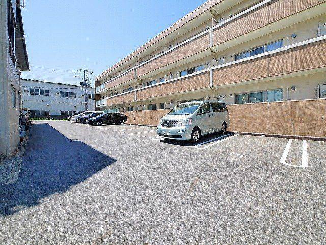 コンフォート24の駐車場