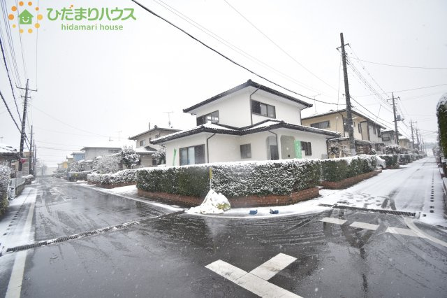 川島町八幡5丁目　中古一戸建ての前面道路含む現地写真