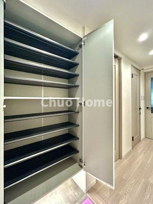 【玄関】 | コスモ町屋 | 【玄関】玄関には大型のシューズクローゼットを設置しておりますのでいつでもスッキリりとした空間を保てます。玄関周りを清潔に使うのはとても大事なことですよね。