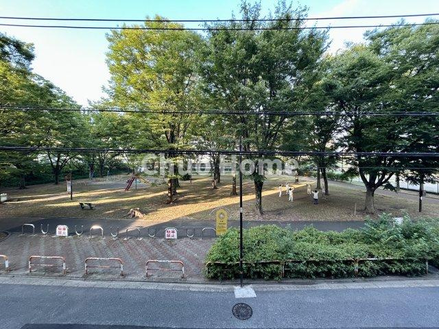 コスモ町屋の展望|手を伸ばせば、ふれることが出来そうな環境が、そのままインテリアになったような印象です。その豊かな眺望にふさわしい空間には、通風・採光にも優れ、心地よい光と風があふれています