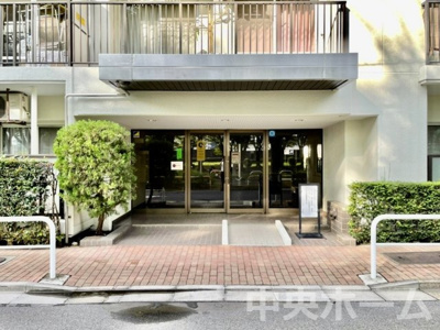 【エントランス】 | コスモ町屋 | 【エントランス】マンションのエントランスは、その物件の印象を決める、顔とも言える場所です。毎日通る場所ですからきれいなのが一番です。エントランス内はオートロックですので暮らしの安全も確保されています。