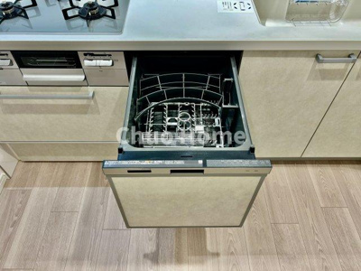 【キッチン】 | コスモ町屋 | 【食機洗い乾燥機】ビルトイン食洗器を標準装備。手洗いにはない高い水温と強い水圧でガンコな汚れもスッキリ。就寝前にセットすれば朝には完了でラクラクです。