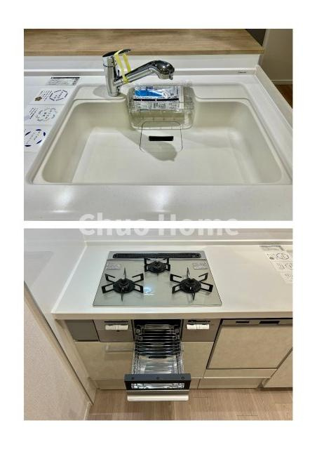 コスモ町屋のキッチン|【キッチン水栓】キッチン水栓はシャワーヘッドが伸びますのでシンクの隅々まで届きます。【三ツ口コンロ】奥様に好評な三ツ口コンロと魚焼きグリルです。