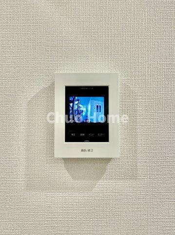 コスモ町屋のセキュリティ|【モニターホン】誰が来たかすぐにわかるカラーモニター付きインターホン。通話ボタンを押すまでは室内の音は漏れていませんので相手を確かめてから応対できます。