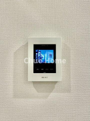 【セキュリティ】 | コスモ町屋 | 【モニターホン】誰が来たかすぐにわかるカラーモニター付きインターホン。通話ボタンを押すまでは室内の音は漏れていませんので相手を確かめてから応対できます。