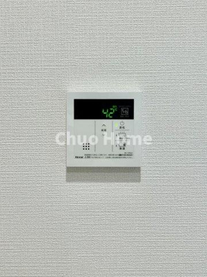 【発電・温水設備】 | コスモ町屋 | 【給湯リモコン】外での一日を忘れさせてくれるオートバス機能でお好みの湯量・温度に調整された浴槽。