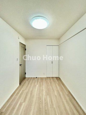 【寝室】 | コスモ町屋 | 【寝室】心と体をゆったりと安らげる主寝室。寝室のゆとりが大きい分だけ、暮らしの安らぎは深まります。一日の疲れを癒すだけでなく、ご夫婦の親密な語らいを紡ぎ出します