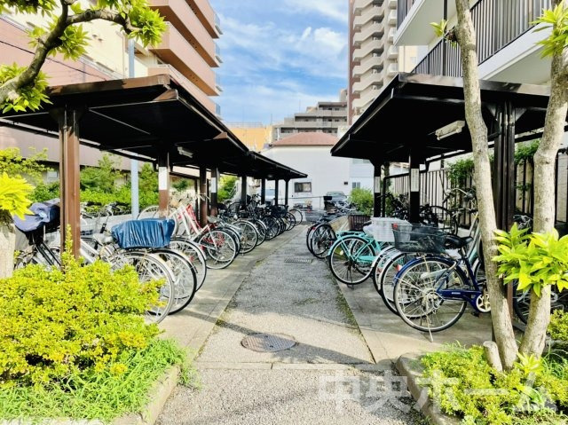 コスモ町屋の駐輪場|【自転車置き場】最新の空き状況や費用などの詳細は担当スタッフまでお問い合わせください。