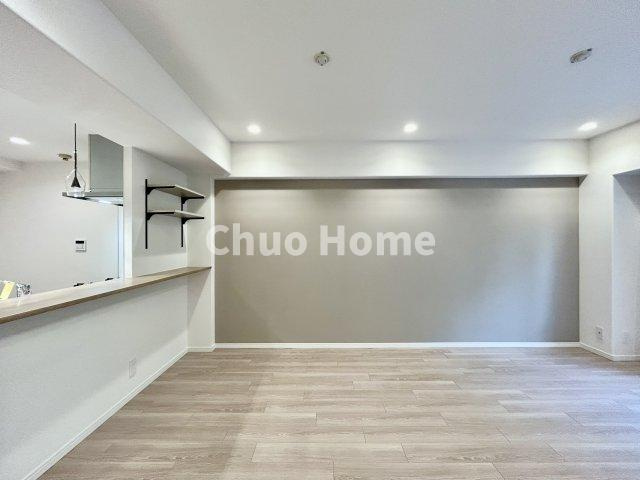 コスモ町屋のキッチン|視界に広がりを生むオープンなキッチン。料理や片付けをしながら、家族との会話を楽しんだり、リビングで遊ぶ子どもを見守れます。ご見学時には家具の配置などもイメージしながらぜひご覧になって見て下さい。