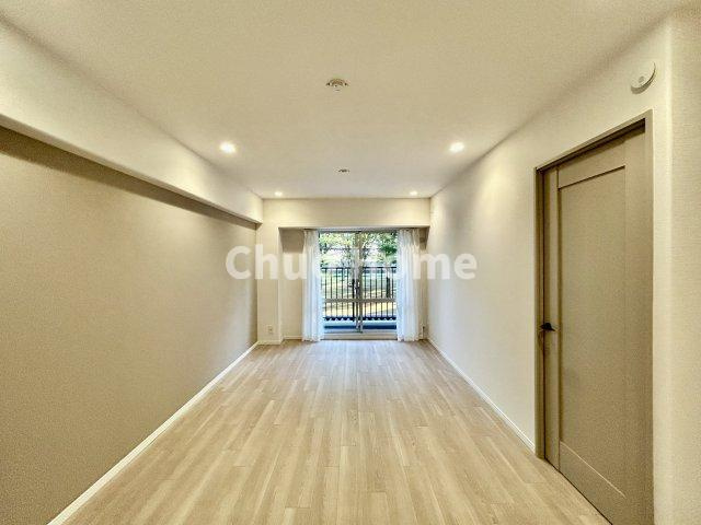 コスモ町屋の居間・リビング|【リビングダイニング】一日の中で多くの時間を過すことになるリビングダイニングだからこそ、いつも穏やかな空間であることが必然。爽やかな通風と採光を存分に感じる事が出来る空間です。