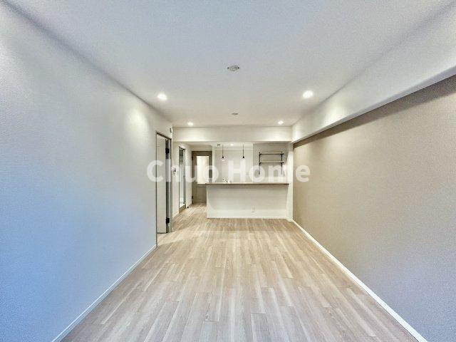 コスモ町屋のダイニング|【ダイニング】忙しい朝でも、しっかり家族が揃って食事をして頂けるゆとりある大きさのダイニングスペース。奥様が作る手料理をカウンター越しに受けとって頂き、テーブルで囲む素敵な時間を存分に愉しんで下さい。