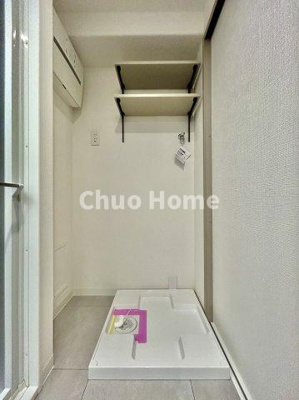 【ランドリースペース】 | コスモ町屋 | 【ランドリースペース】担当者がスケールを持ち歩いておりますので、ご見学時には現在お使いの洗濯機などがきちんと収まるかなどもチェックして下さい。見学前に測っておくと非常に便利だと思います。