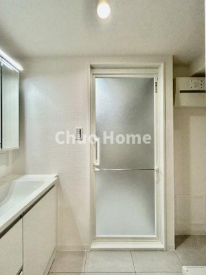 【脱衣所】 | コスモ町屋 | 【洗面所】明るい洗面所は朝をすっきりさせてくれる空間です。バタバタしている忙しい朝でも収納が多い洗面台では短い時間で効率良く支度ができます。