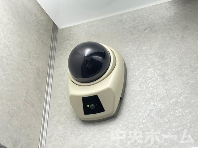 コスモ町屋の防犯設備|【防犯カメラ】何かあった時の大事な証拠になることももちろんなりますが、防犯というくらいですので大事なのは防犯カメラがあることによって抑止力につながることですよね。