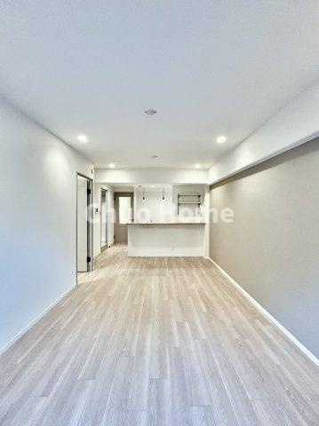 コスモ町屋の居間・リビング|【居間・リビング】「ＬＤＫは家族団らんをデザイン」広いＬＤＫでは家族が集まり一緒の時間を過ごせる工夫がされております。何気ない一日の当たり前のひとコマがいつか一生の宝物になります