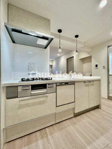 コスモ町屋のキッチン|【システムキッチン】ワイドで収納豊富な使い勝手の良いカウンターキッチンには、食洗器や伸縮タイプのキッチン水栓、三ツ口コンロ・魚焼きグリルなどの便利な設備が標準完備されています。