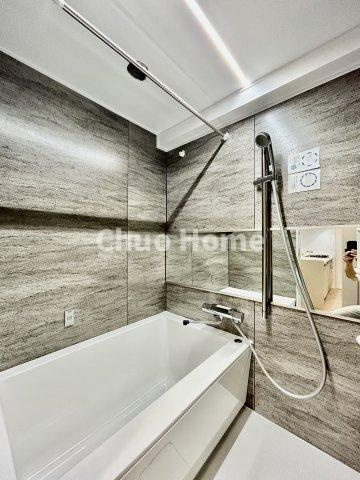 コスモ町屋の浴室|【バスルーム】暖房換気乾燥機付きシステムバスルーム。暖房・冷風・換気・乾燥など、毎日を快適に過ごせるうれしい機能が揃っています。雨の日の洗濯物も安心です。