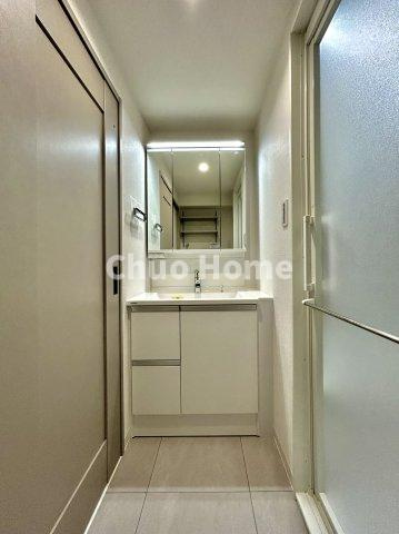 コスモ町屋のトイレ|【洗面化粧台】洗面化粧台には三面鏡を採用。身だしなみを整えやすい事はもちろんですが、鏡の後ろに収納スペースを設ける事により、散らかりやすい洗面スペースをすっきりさせる事が出来るのも嬉しいですね