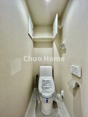 【トイレ】 | コスモ町屋 | 【トイレ】 収納スペースをしっかりと確保した温水洗浄便座機能付きトイレ。温水洗浄便座は清潔にお使いいただくための大切なアイテムです。