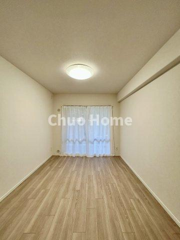 コスモ町屋の洋室|【洋室】快適に過ごす条件は、一人ひとり違います。だからこそ飾り過ぎないシンプルな内装と偏り過ぎないデザインで統一しております。居住していく中でオーナー様だけの【マイホーム】に創り上げて下さい