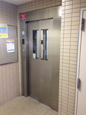【その他共用部分】 | ライオンズマンション横浜第5 | お買い物時やベビーカーの出し入れに便利なエレベーター付です。