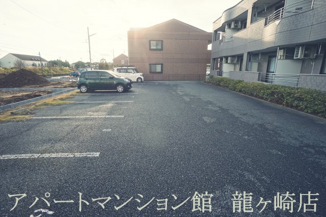 レジデンス弐番館の駐車場
