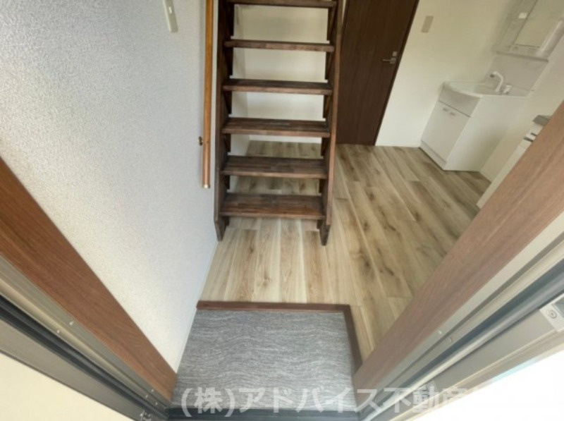 八女市吉田のアパートの玄関