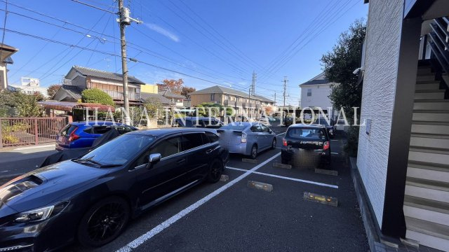 レオパレスやまももの駐車場