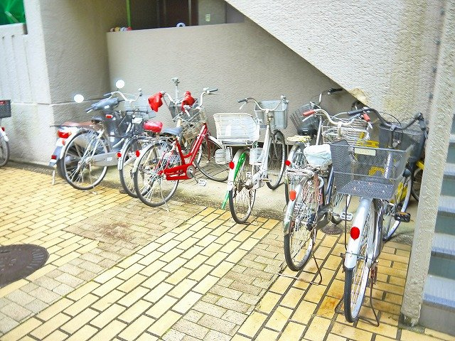 若草マンションのその他共用部分|駐輪スペース1台無料で駐車可能です。