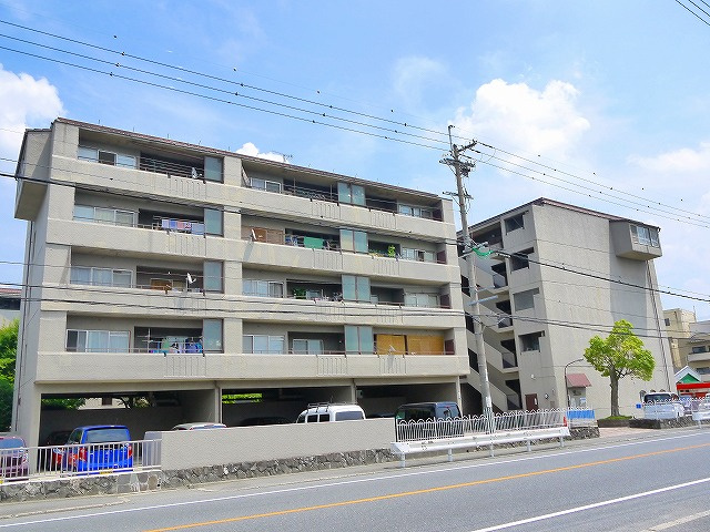 若草マンションの外観|目の前のバス停からJR奈良駅まで1本（300円）で行けます

