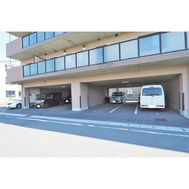 羽島市福寿町平方のアパートの駐車場