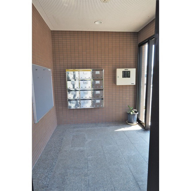 羽島市福寿町平方のアパートのエントランス