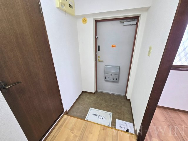 フリーダムコート 弐番館の玄関