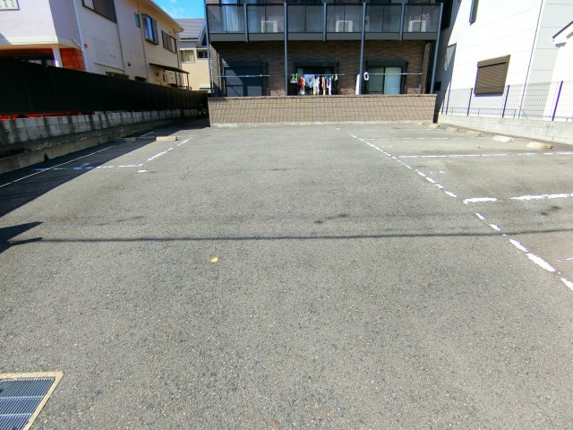 アンプルールクラージュCUREの駐車場