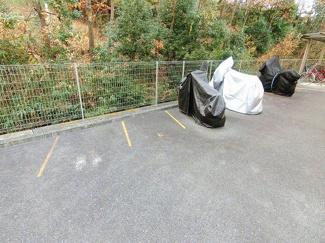 【その他共用部分】 | 敷地内にバイク置き場を完備しています！有料にてバイク駐輪可能です！お気軽にご相談ください☆