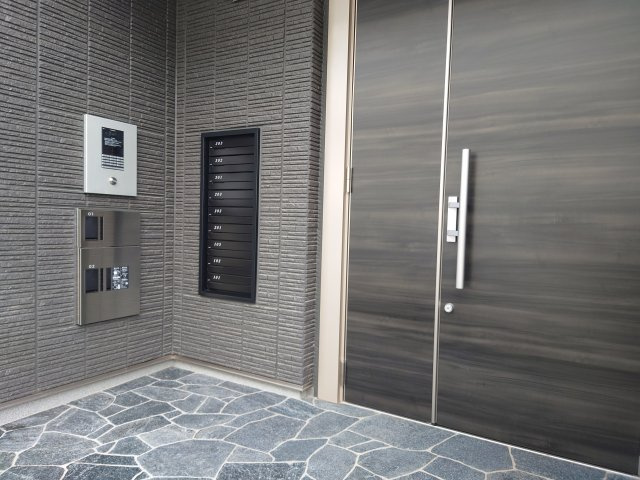 プレミアムコートのエントランス|清潔なエントランスです