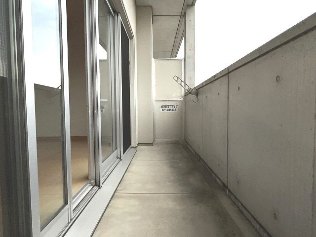 シャルマンのバルコニー|外からの目が気にならないバルコニーで洗濯物が干せます