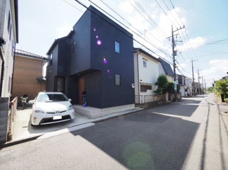 【外観】 | お洒落な外観♪　2019年築　こだわりの注文住宅　余裕のある駐車スペースで車種によっては２台駐車可能です。