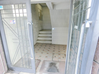 【エントランス】 | NEO壱番館 | きれいな明るいエントランスです。奥にエレベーターがあります。