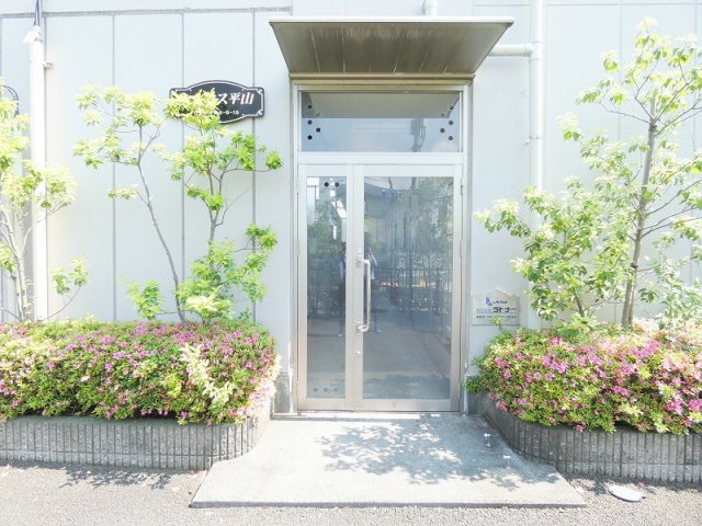 シュロス平山のエントランス