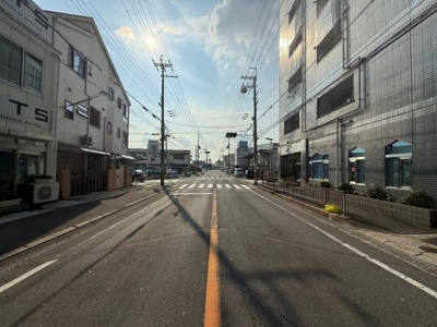 【前面道路含む現地写真】 | 新田西町　オーナーチェンジ物件 | 商業施設が周辺に充実です！