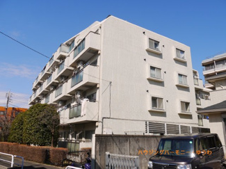 【外観】 | 白く高くそびえ建つシャープな外観です。