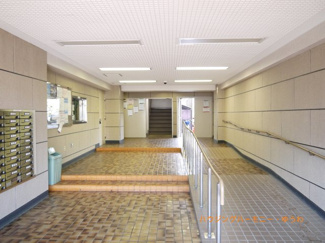 【その他共用部分】 | エントランス内は、デザインタイルがお洒落で開放感があります