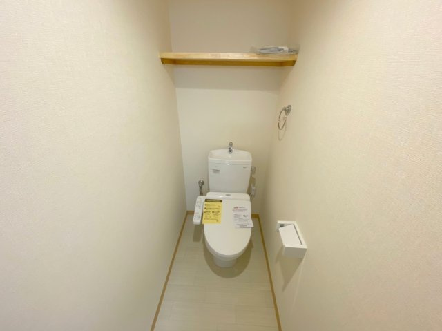 【トイレ】 | エリスリーナ | ※退去前の為、写真と現状が異なる場合がございます
