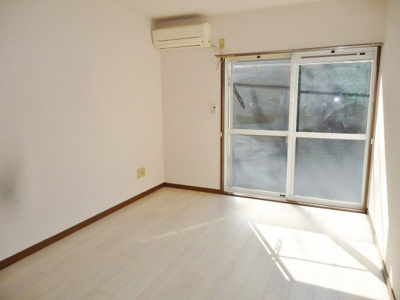 【居間・リビング】 | 六番館 | こちらの居間で趣味の時間をお楽しみください